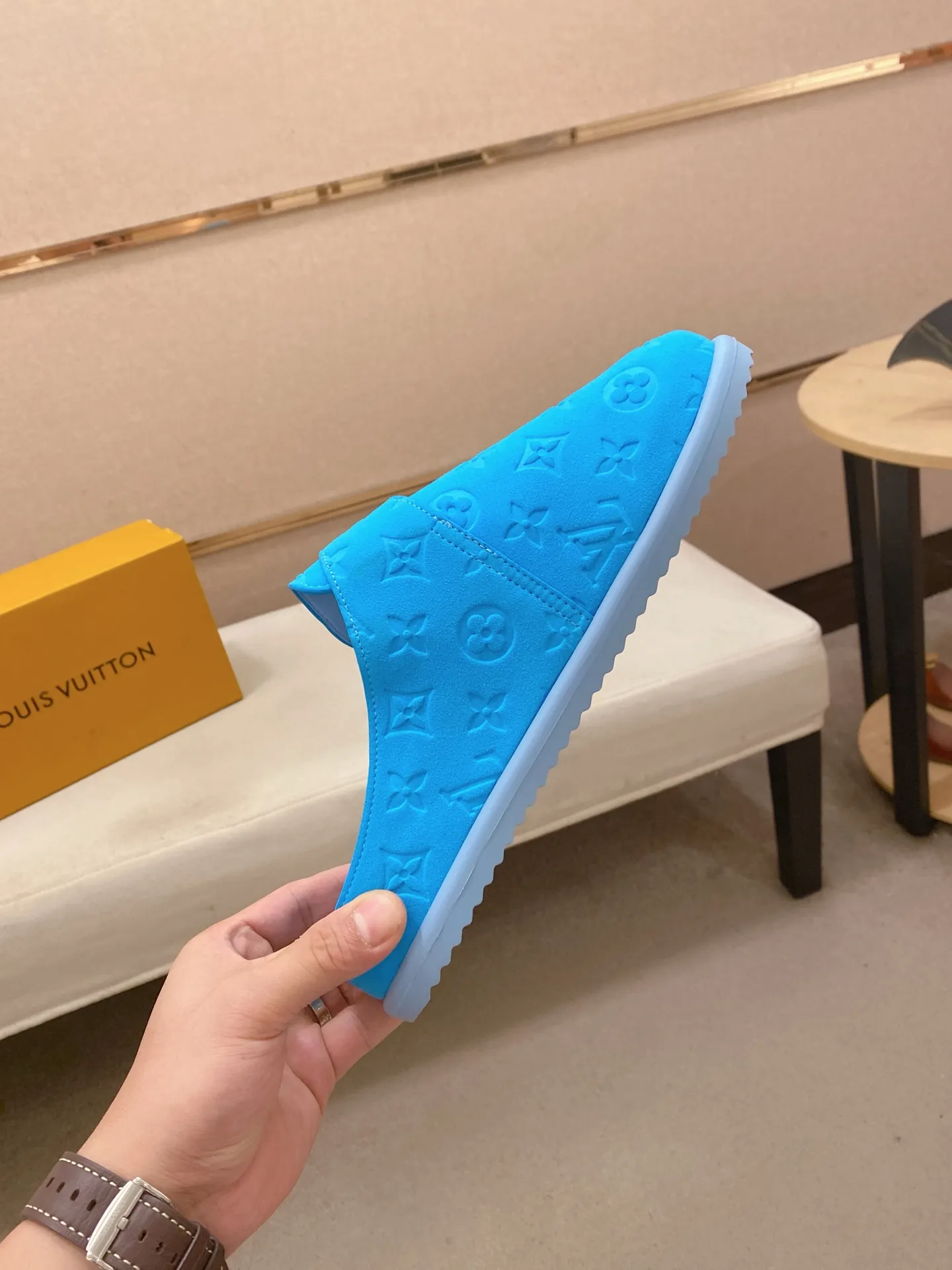 Men's shoes 💰: 360💰LV made 🔍Top purchasing agents, men's spring and summer slippers are available at the same counter. The uppers are made of Italian imported denim with logo graphics and high-quality craftsmanship. The soles are original soles specially provided by the original factory. The exclusive movable molded soles are super comfortable. Original factory follow-up products. 🔍🔍High quality. You can enter and exit the counter at will. Welcome to compare. The code number is 38-44.